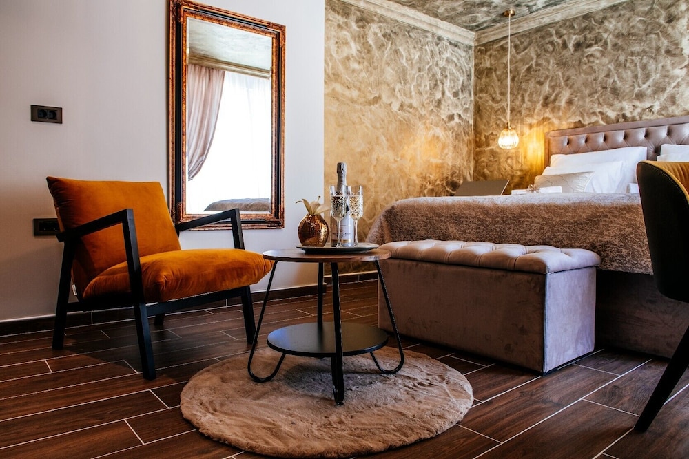 Design Room, 1 Queen Bed, Private Bathroom, City View