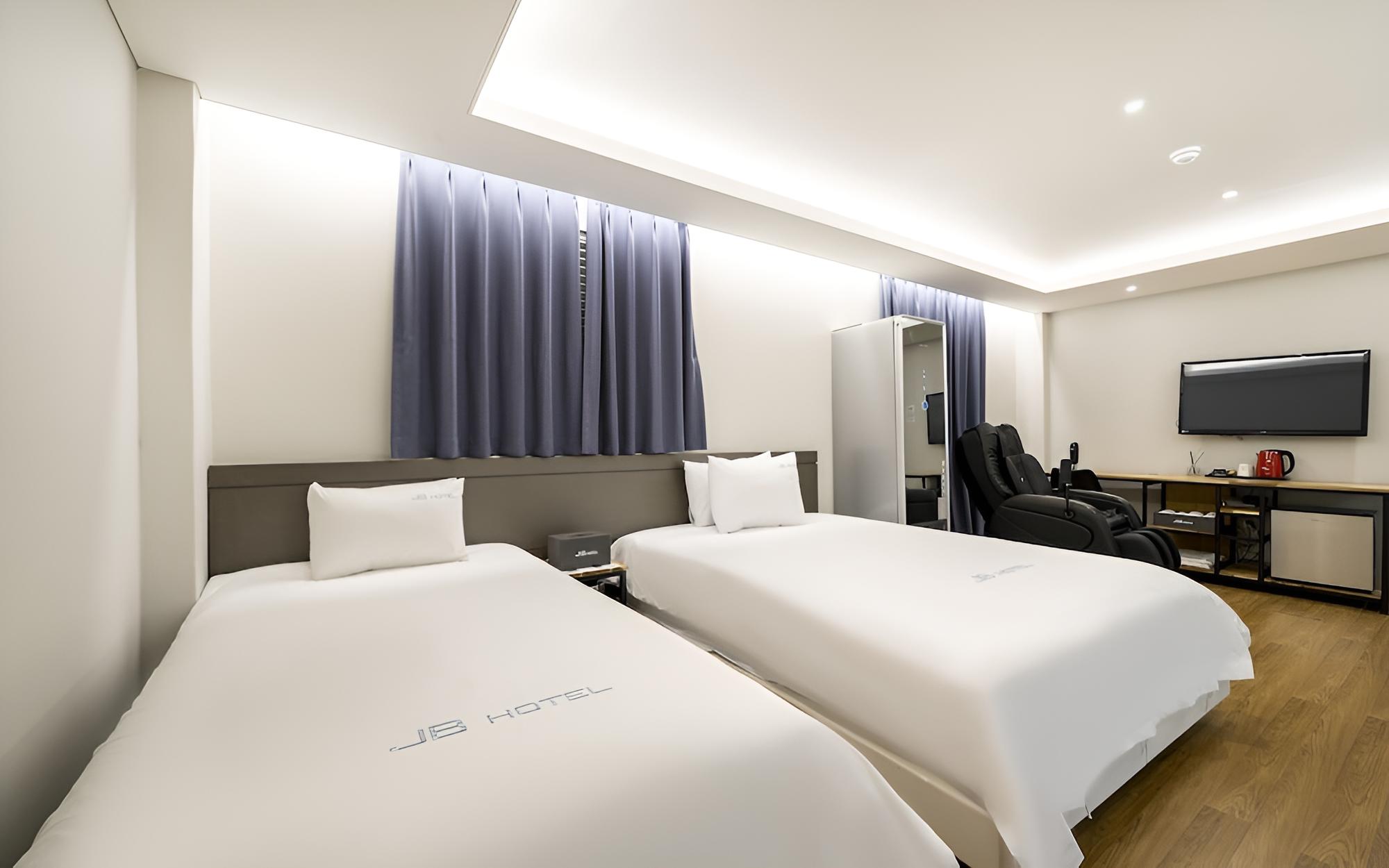 Room (VIP Premium Twin (double + single / m) photo 3
