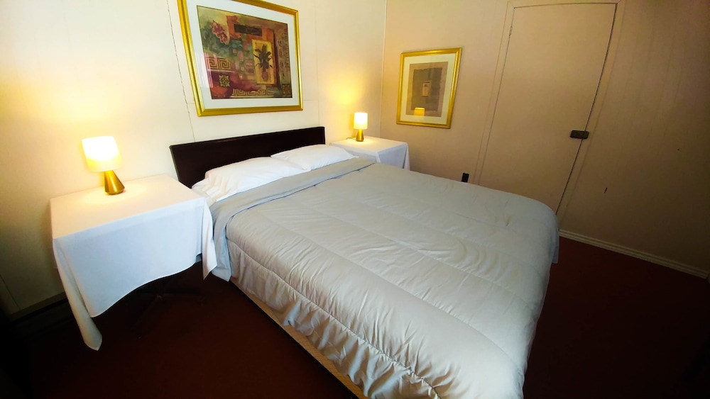 Deluxe Room, 1 Queen Bed, Non Smoking, Courtyard View