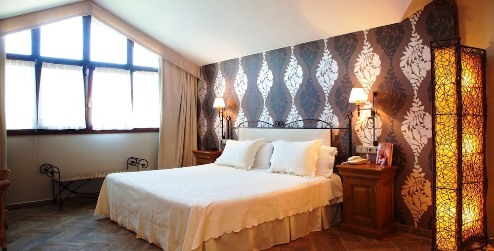 Deluxe Room, 1 King Bed photo 2