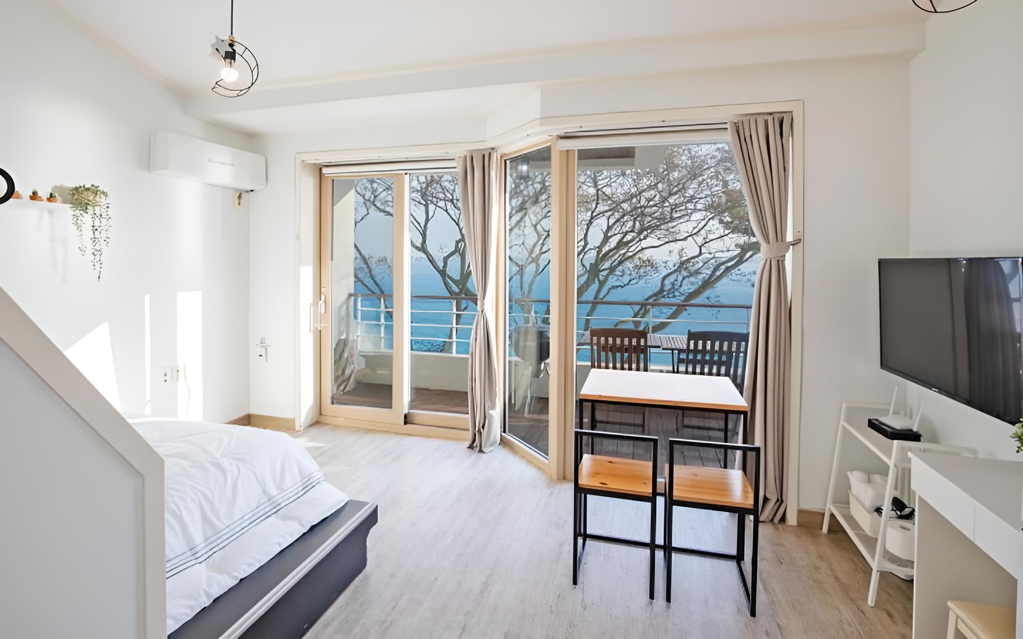 Room (Elyme (2F))
