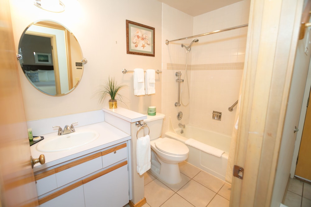 Signature Room, 1 King Bed with Sofa bed, Kitchen, Pool View (1 Bedroom Unit- Room 208-Pet Friendly) - Photo 20