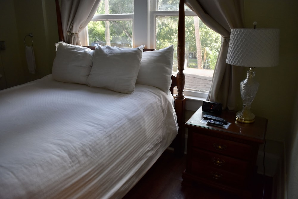 Room 207, Queen Bed, Non Smoking