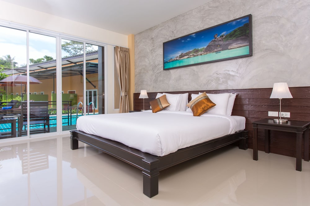 Deluxe Room (Pool Access)