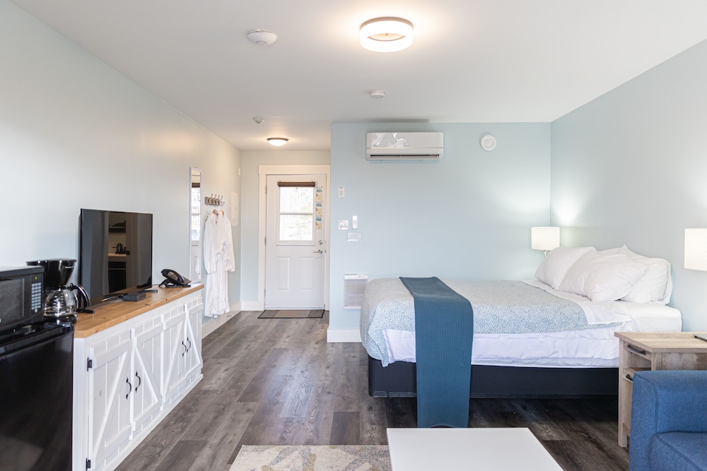 Studio, 1 Queen Bed, Partial Ocean View, Not Ocean Front photo 1