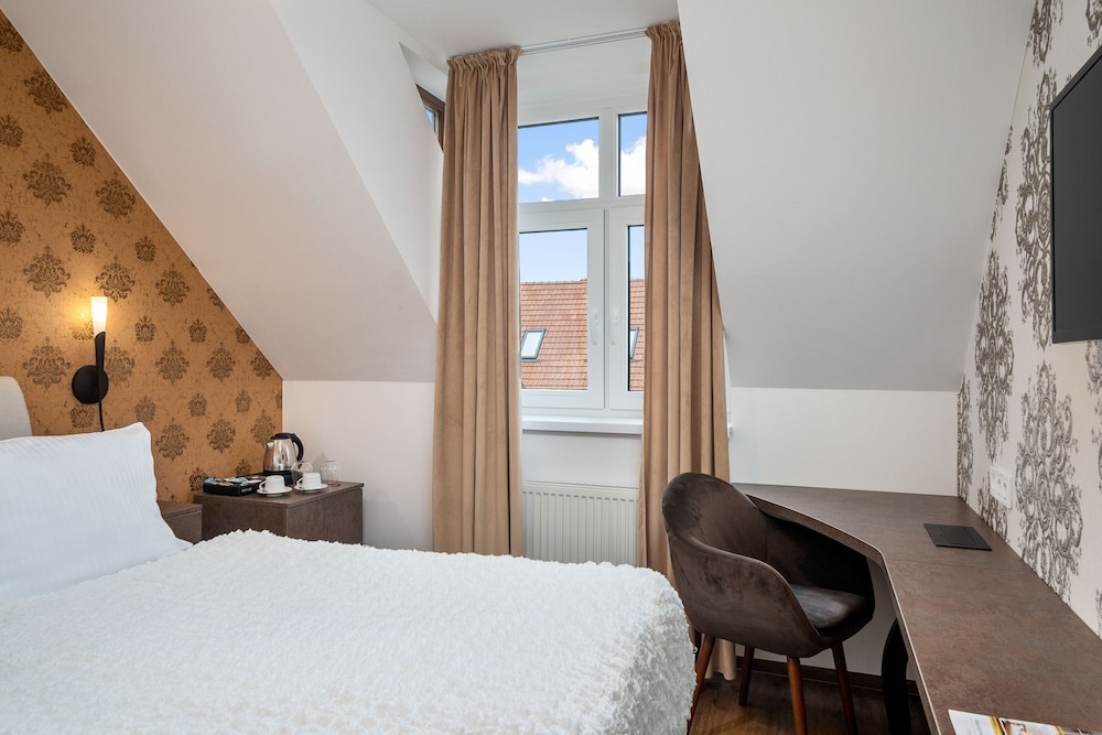 Premium Room, 1 King Bed photo 3