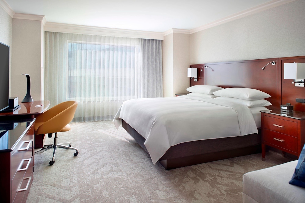 Room, 1 King Bed (Mobility/Hearing Access, Roll-In Shwr) - Photo 3
