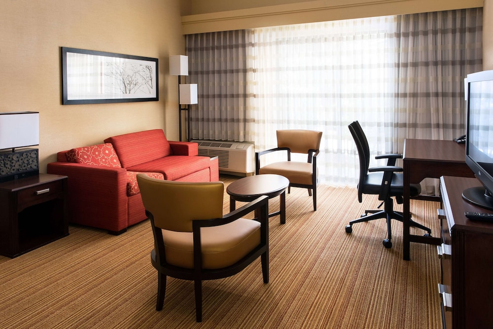 Superior Suite, 1 King Bed with Sofa bed - Photo 4