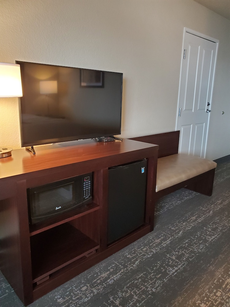 Room, Queen Bed, Jetted Tub, Non Smoking - Photo 5