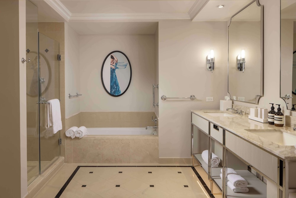 Luxury Suite, 1 King Bed, Balcony thumbnail 6