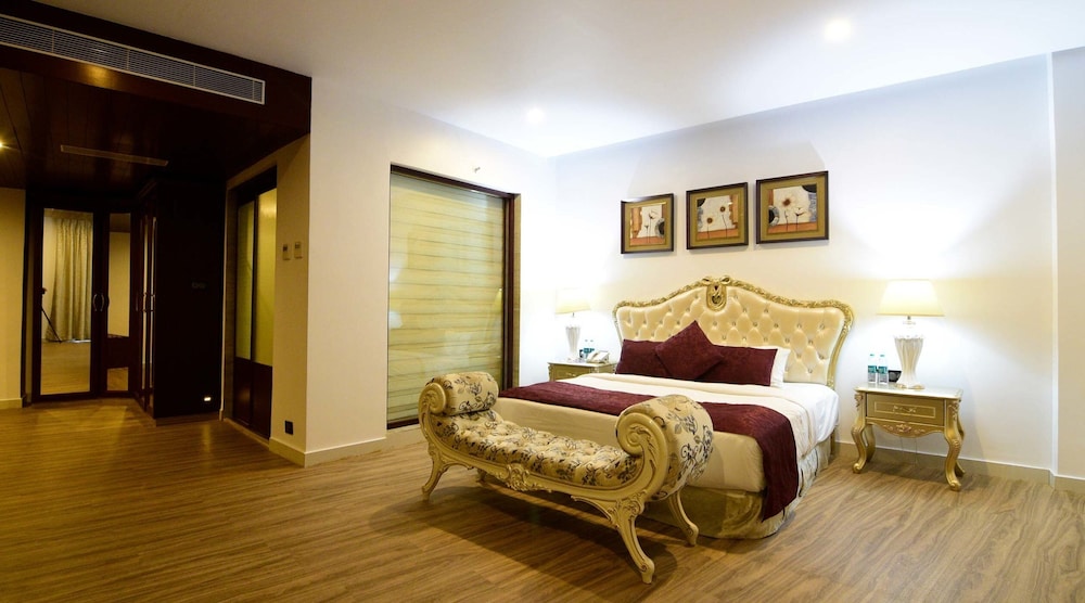 Presidential Suite, 1 King Bed, Bathtub, Pool View photo 2