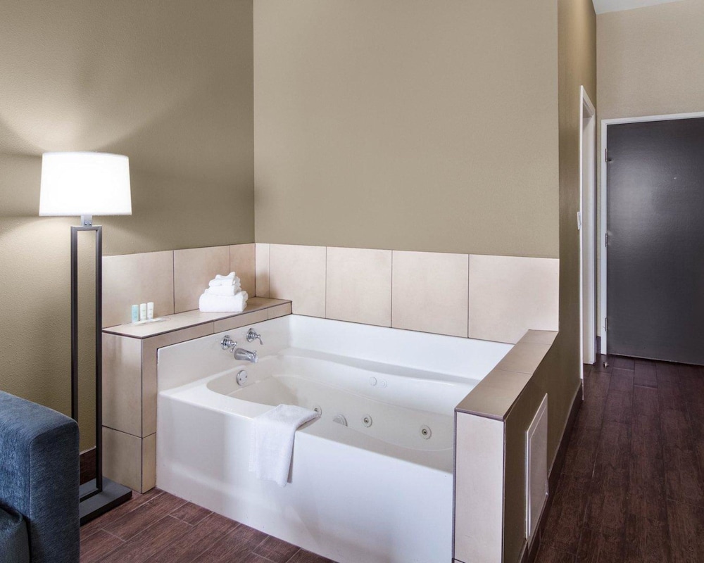 Suite, 1 King Bed - Photo 6