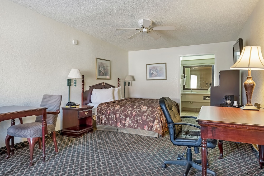 Room, 1 King Bed, Non Smoking - Photo 5