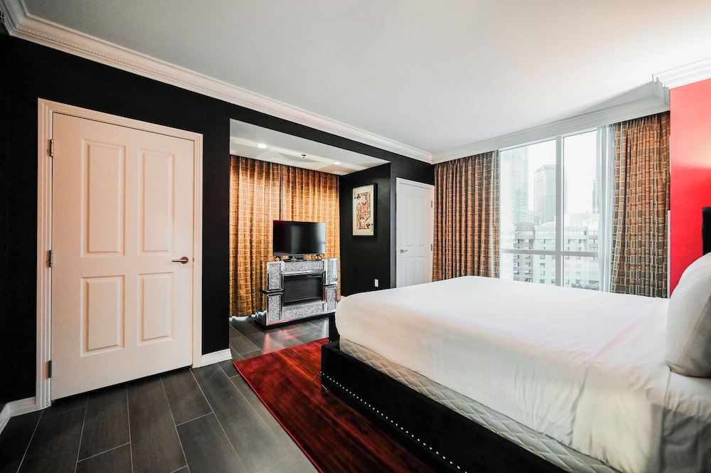 Remodeled One-Bedroom - Strip View & Balcony photo 2