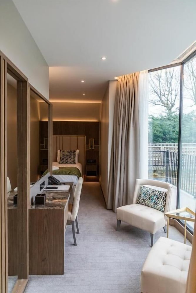 Premium suite double/twin with a garden view photo 2