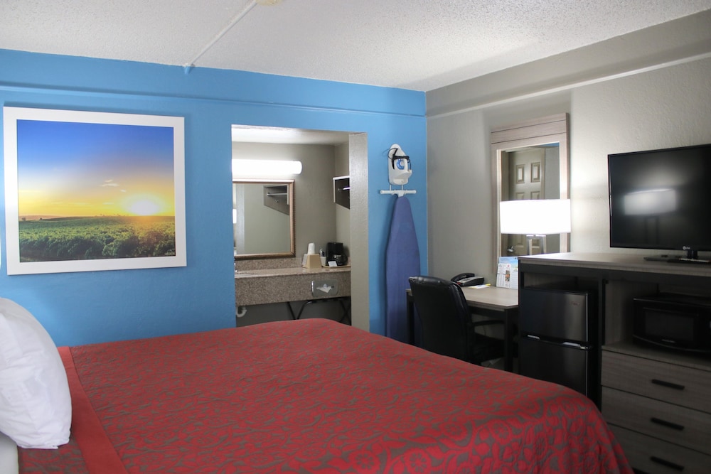 Room, 1 King Bed, Accessible, Non Smoking (Mobility,Tub w/Grab Bars) - Photo 5