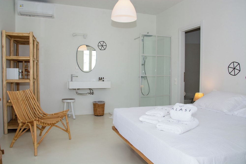 Superior Suite, Balcony, Partial Sea View photo 3