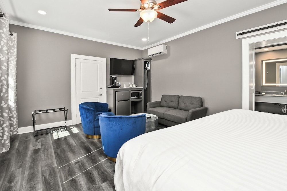 Deluxe King Room w/ Private Entrance photo 2