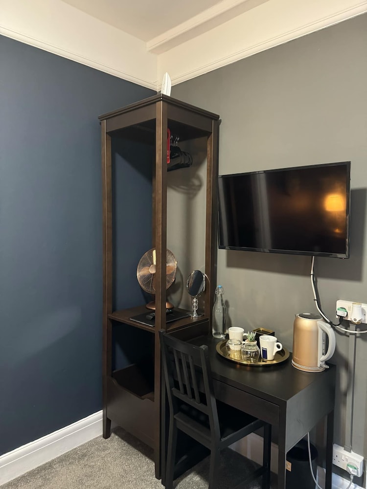 Double Room, Ensuite (Rooms 1,3 & 5) photo 3