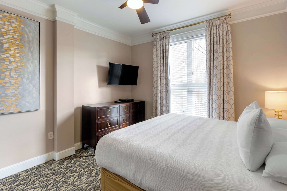 Suite, 1 King Bed with Sofa bed, Non Smoking - Photo 3