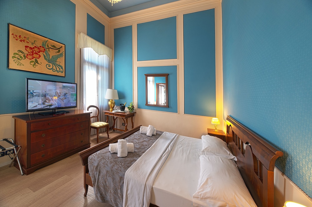 Deluxe Room, 1 Queen Bed, Ensuite, Garden View