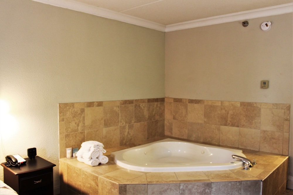 Deluxe Room, 1 King Bed, Non Smoking - Photo 4