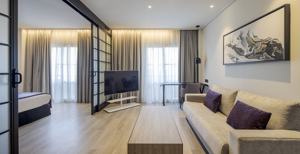 Premium Suite, 2 adults and 1 child - Photo 6