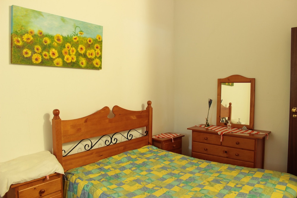 House, 3 Bedrooms, Patio, Garden View photo 3