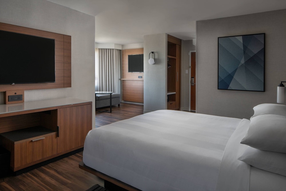 Executive Room, 1 King Bed with Sofa bed - Photo 3