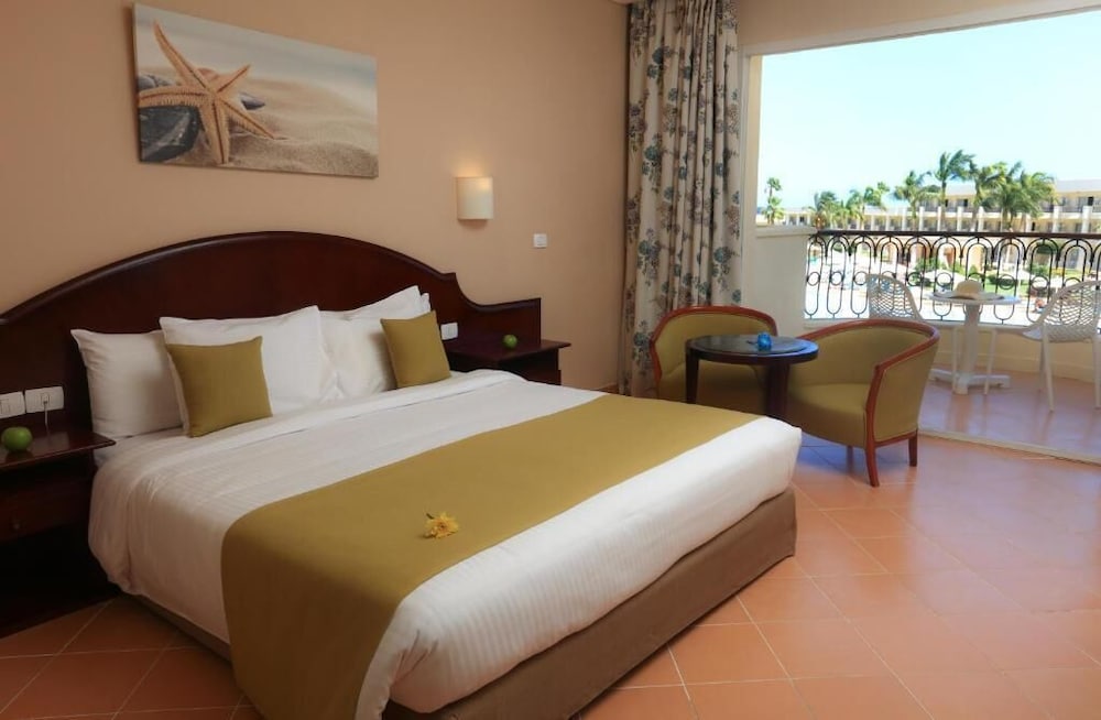 Superior Room, Pool View (Queen or Twin) photo 2