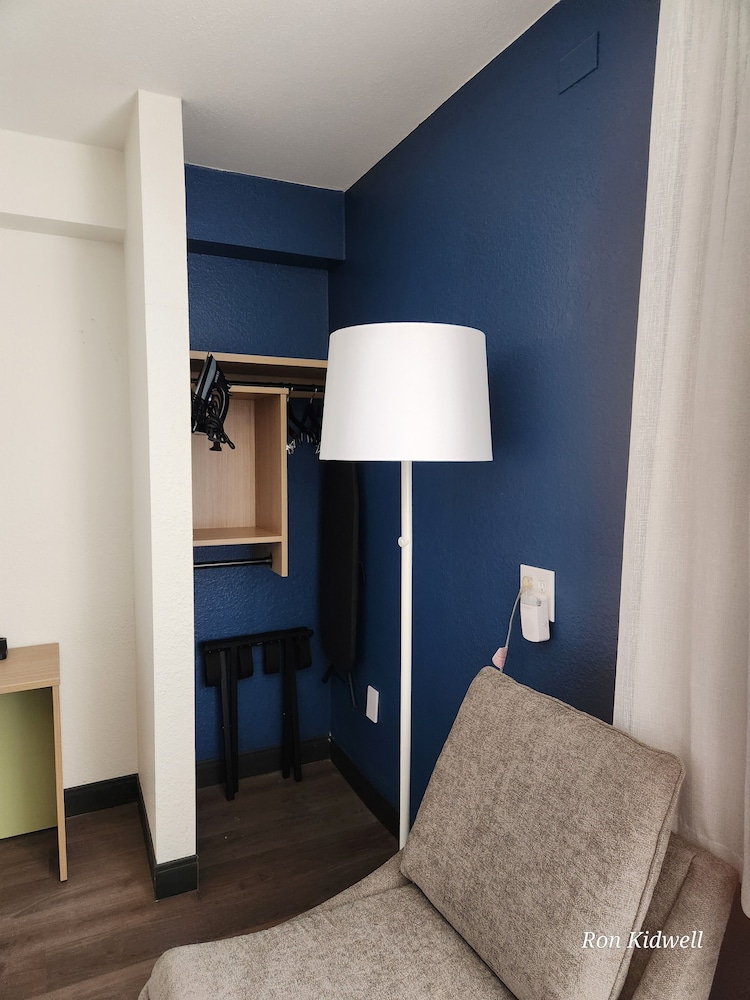 Room, 1 King Bed, Roll-in Shower - Photo 4