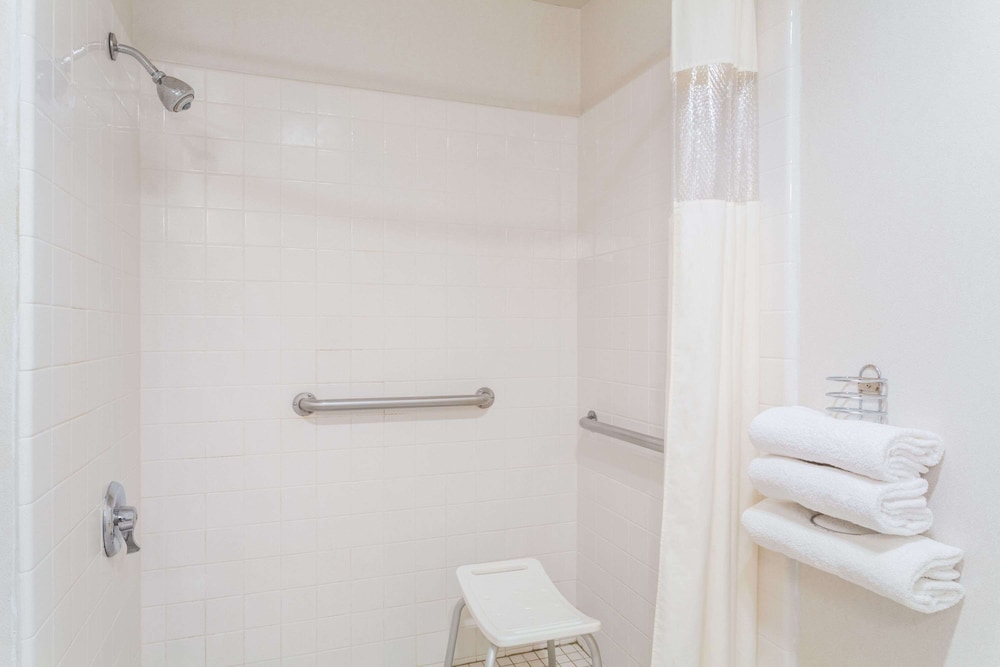 Standard Room, 1 King Bed, Accessible photo 2