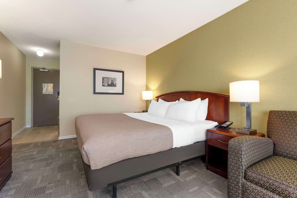 Second Floor, 1 King Bed, Non Smoking (Not Pet Friendly) photo 2