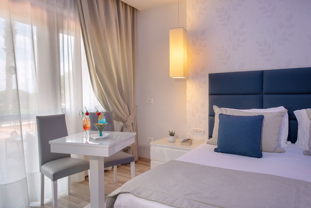 Superior Double Room, Balcony, Partial Sea View (Adults Only) photo 2