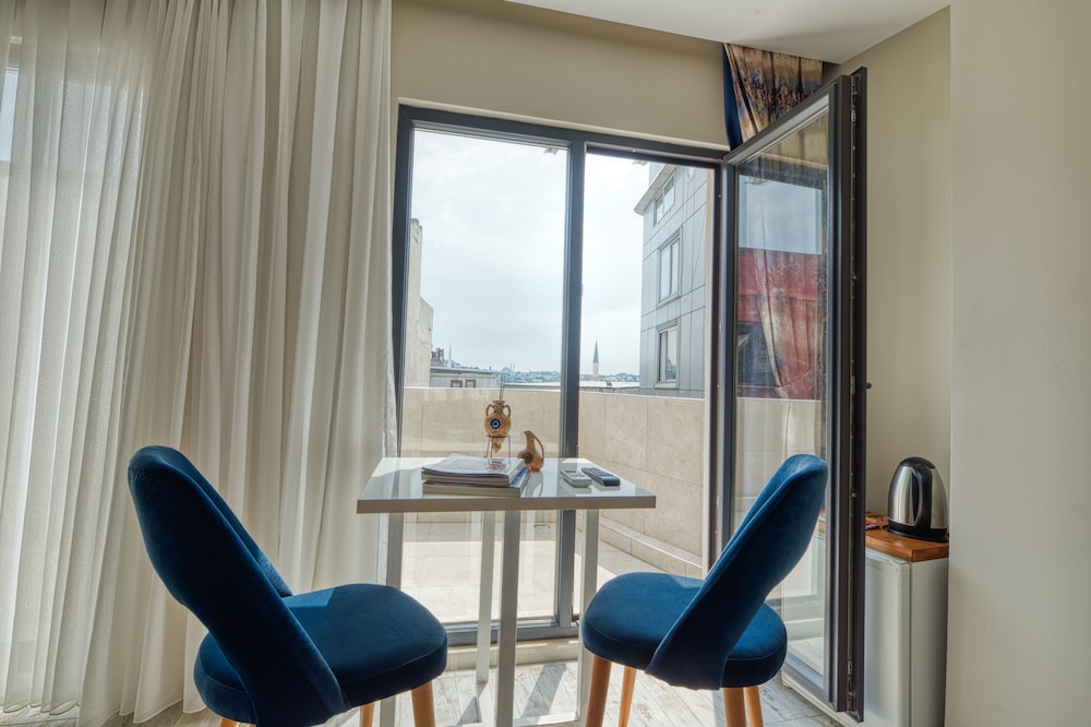 Deluxe Double Room, 1 King Bed, City View photo 3