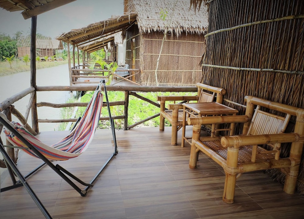 Traditional Bungalow, Lake View (AC, Higher Floor) photo 2