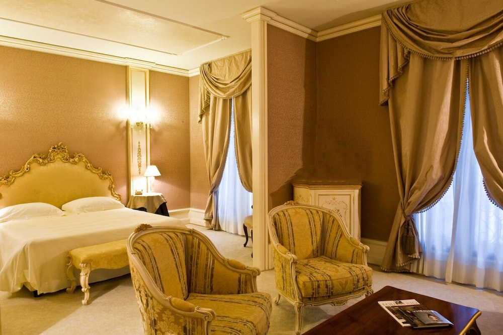 Deluxe Suite with side Grand Canal View