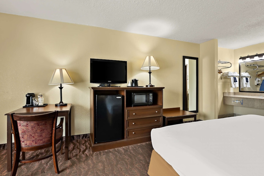 Suite, Multiple Beds, Non Smoking, Refrigerator & Microwave - Photo 3