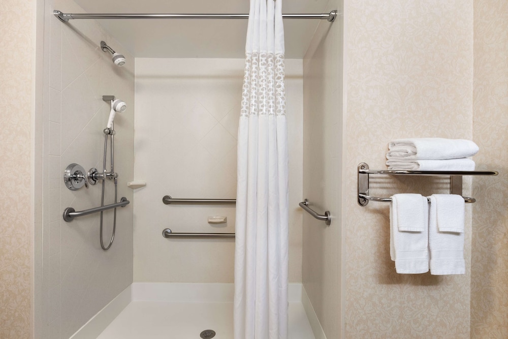 Room, 2 Queen Beds, Accessible, Non Smoking (Mobility, Hearing, Roll-In Shower) - Photo 4