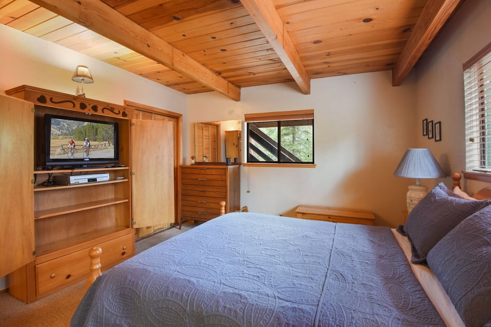 House, Multiple Beds, Balcony, Mountain View (McKinney Manor) photo 2