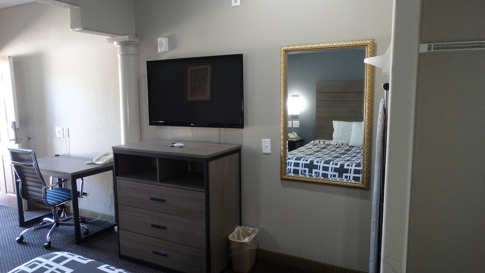 Standard Room, 1 King Bed, Non Smoking photo 3