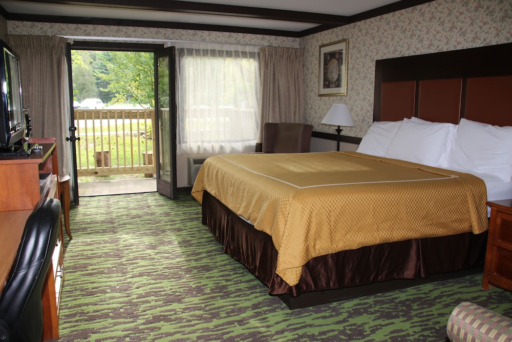 Classic Room, 1 King Bed, Refrigerator & Microwave