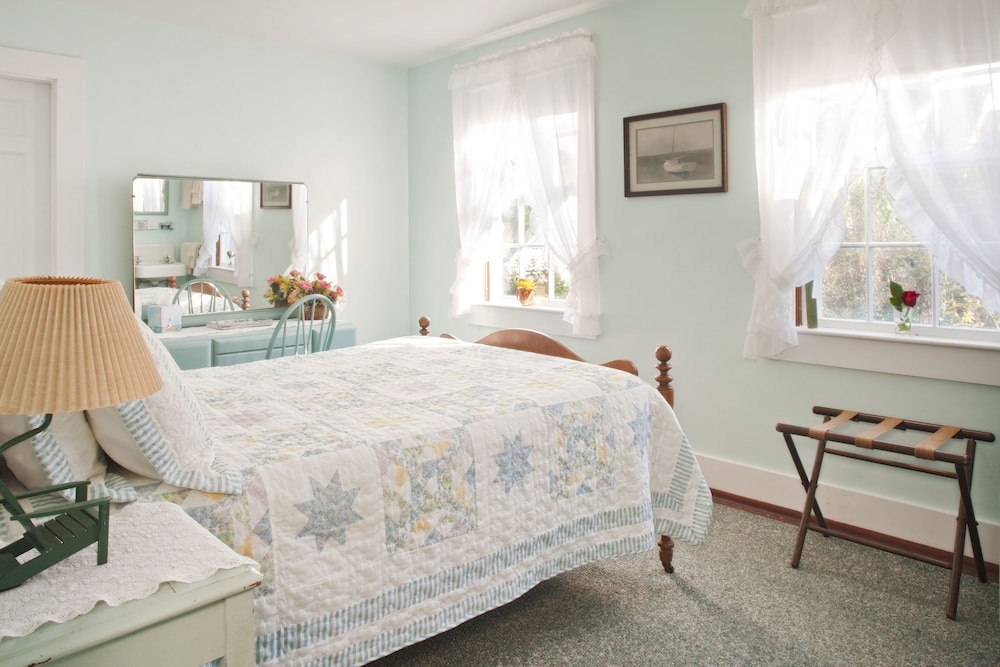 Room, 1 Queen Bed (Shared Bathroom) photo 1