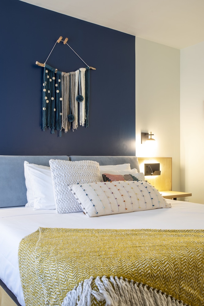Standard Room, 1 King Bed photo 2