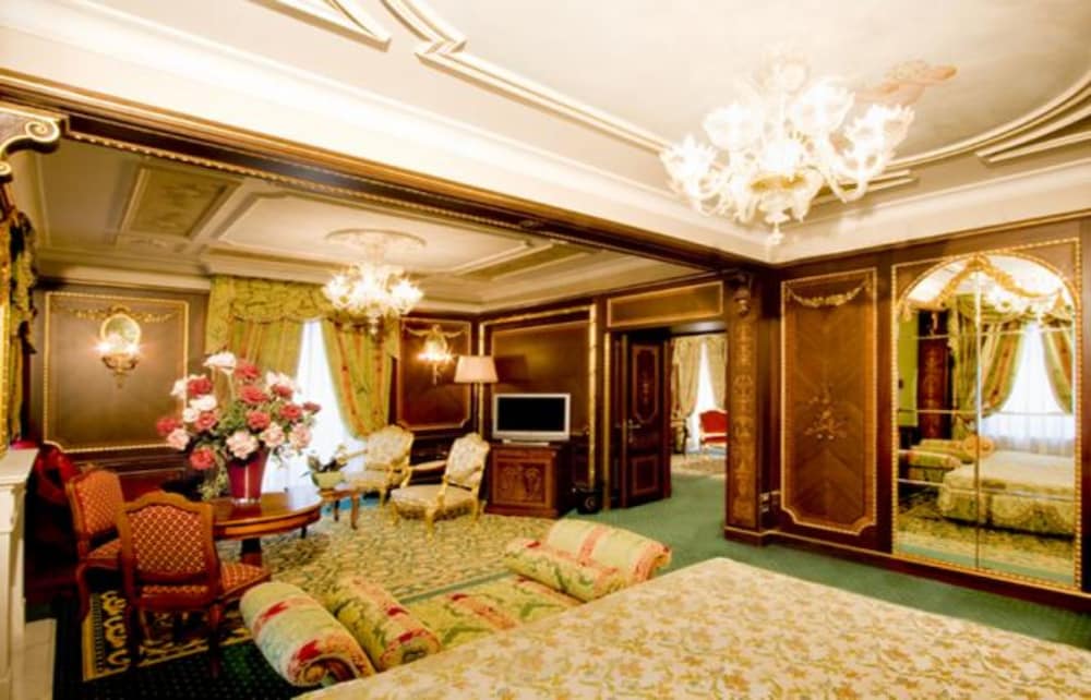 Imperial Suite - Photo 2