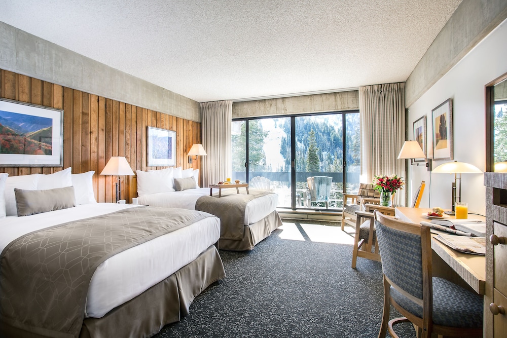 Standard Room, 2 Queen Beds, Refrigerator, Mountain View photo 1