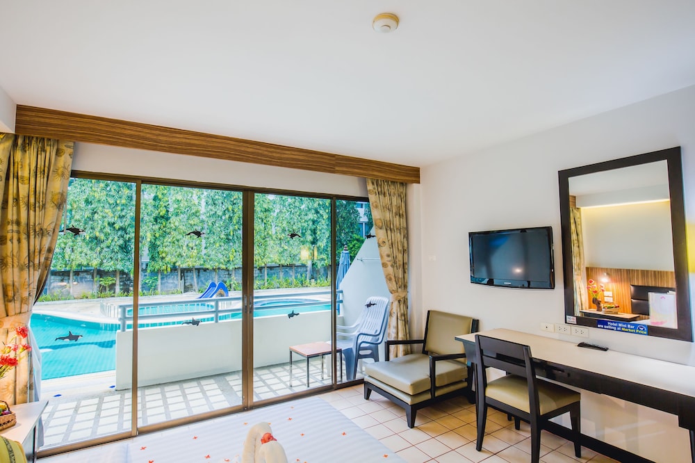Deluxe Room, Pool Access photo 3