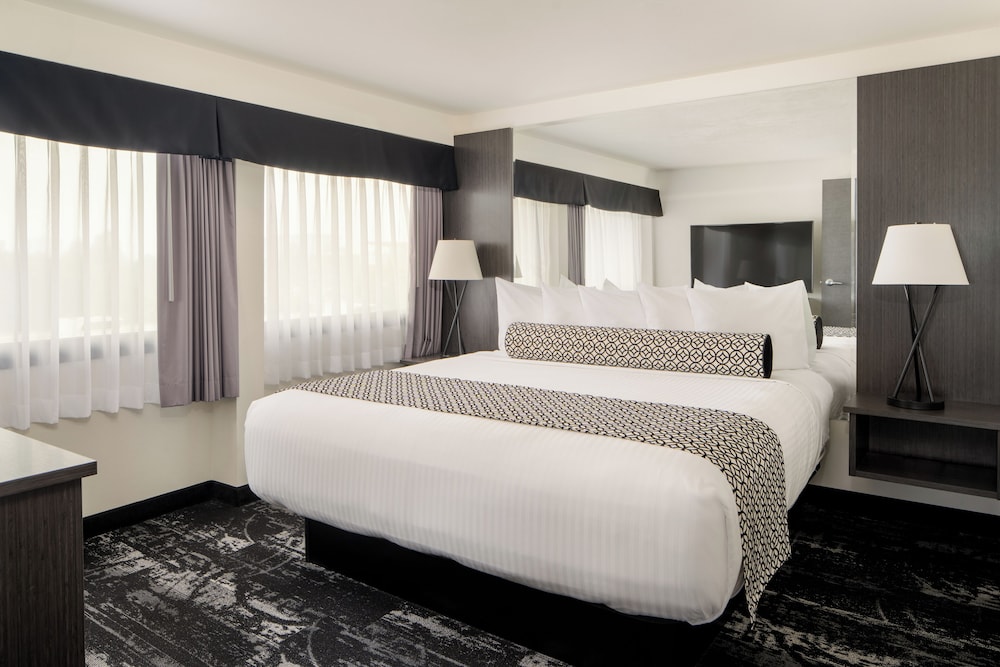 Premium Room, 1 King Bed - Photo 1
