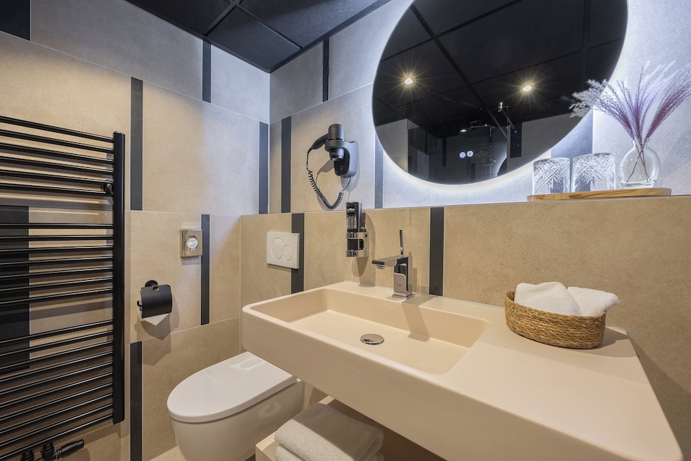 Club Room thumbnail 5
