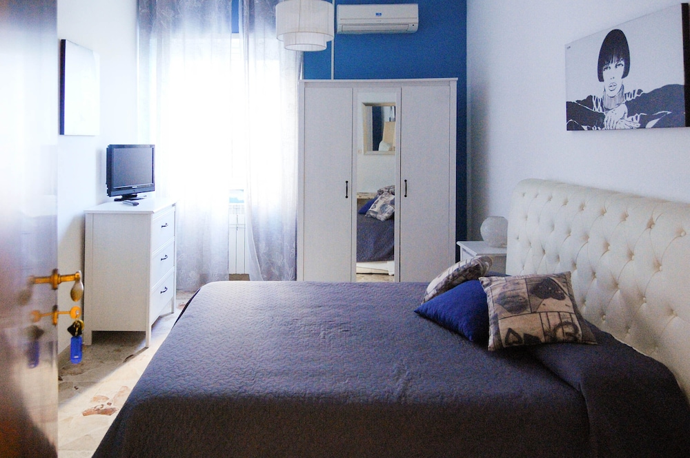 Double Room, Shared Bathroom (External)